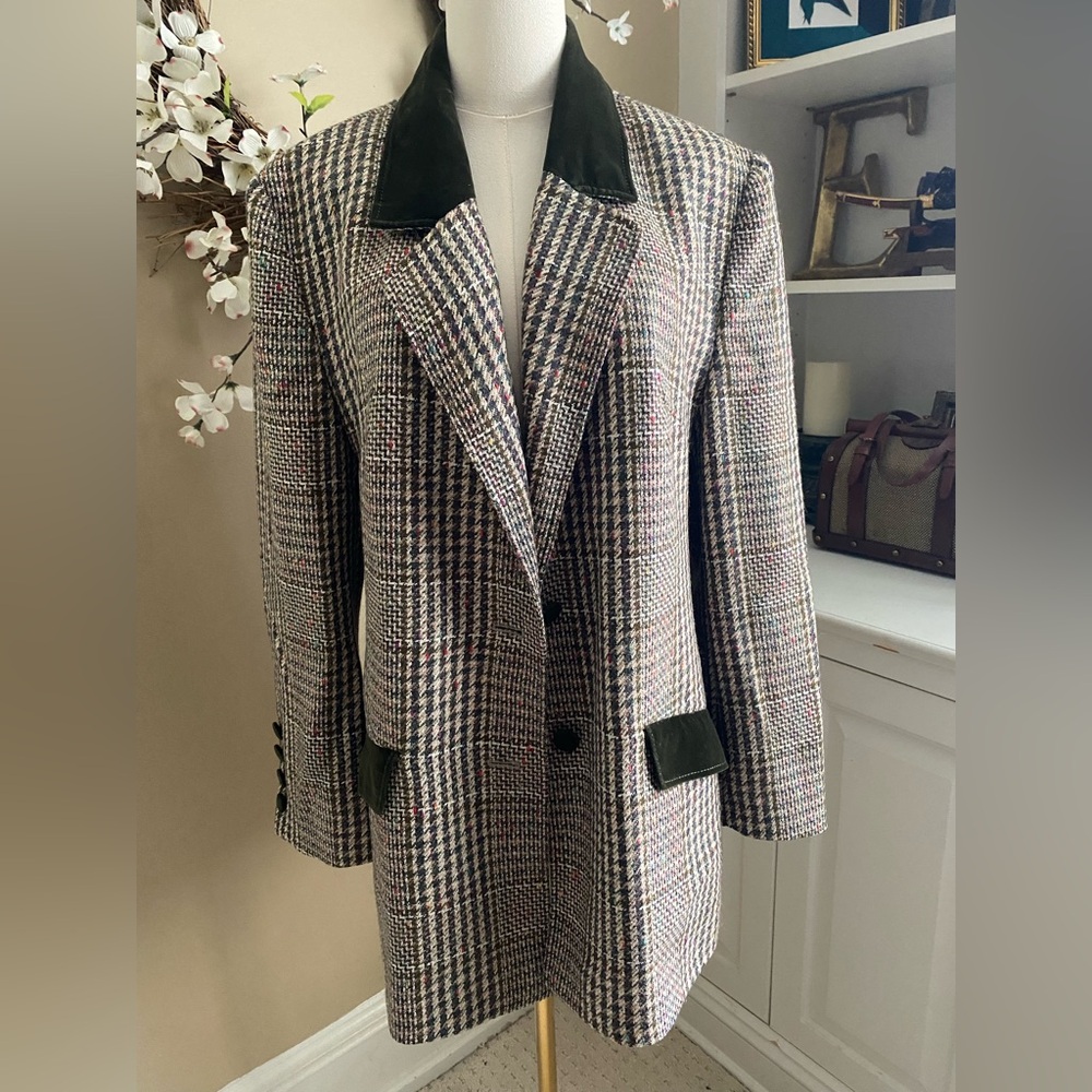 Stunning Wool and Silk Givenchy Houndstooth Blazer with Green Suede Accents - Picture 2 of 7